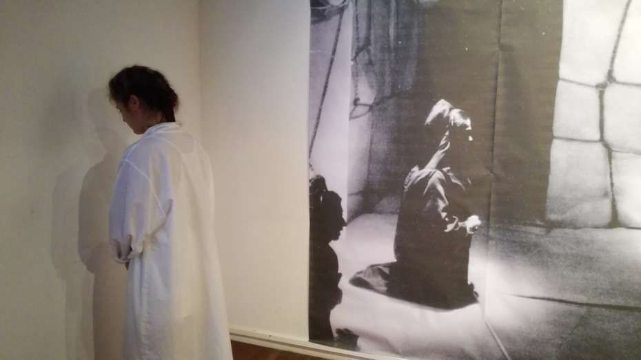Uxia Algarra | Acción escénica en la exposición Bernarda Alba 45 años despues